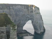 Un produit de l'érosion du littoral : l'arche naturelle de la Manneporte, Etretat, France