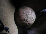 Sphère quasi parfaite taillée dans le granite rose de Bretagne, à Trégastel.