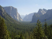 La vallée du Yosemite (Californie) a été creusée par les glaciers du Quaternaire, il y a environ deux millions d'années. Des falaises granitiques de plusieurs centaines de mètres encadrent la vallée.