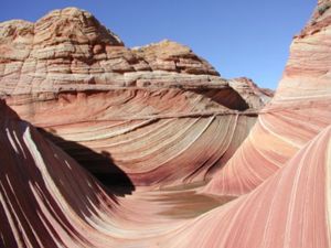 Combinaison de l'érosion éolienne et hydrique (Coyote Buttes, Vermilion Cliffs National Monument, Arizona, USA)